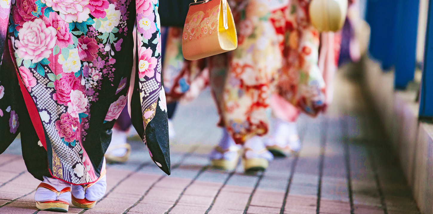 振袖を着た女性の足元